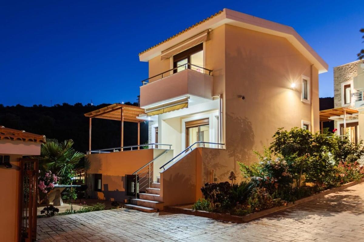Villa Armonia - Beachfront Majestic Retreat Petalídhion Extérieur photo